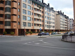 Estacionamiento del local comercial ubicado en Oviedo